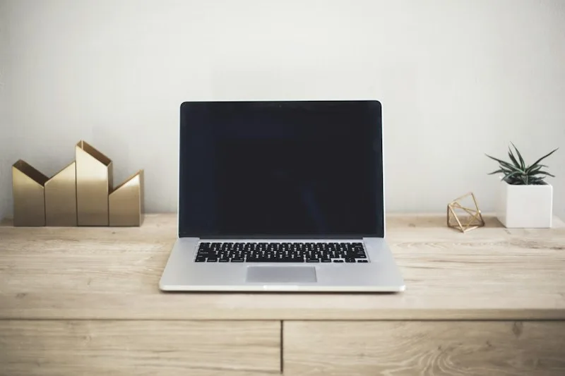 Laptop en escritorio lista para diagnóstico