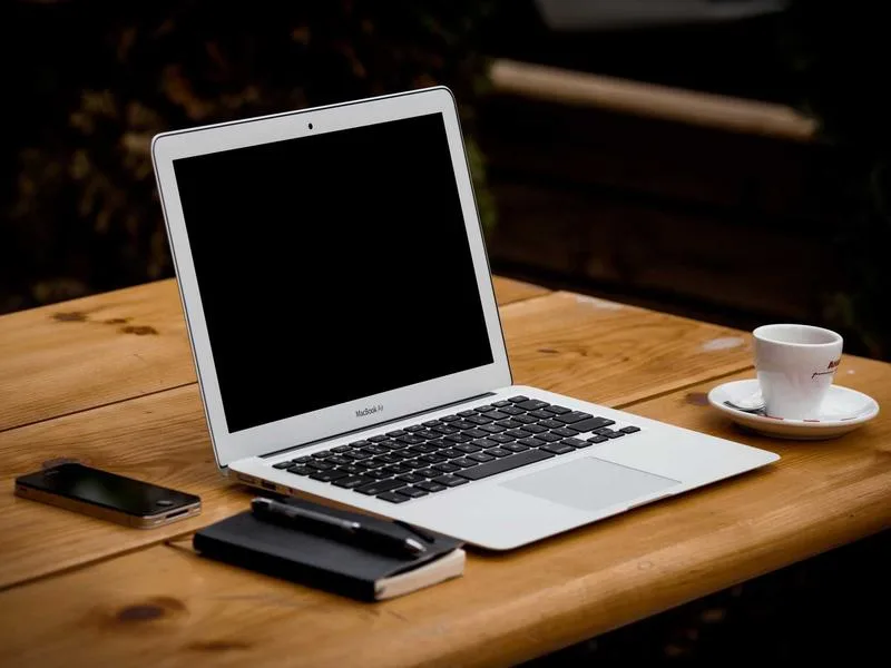 Laptop y teléfono para cotizar sin compromiso