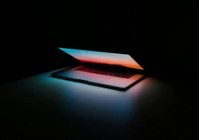 Laptop optimizada funcionando de noche